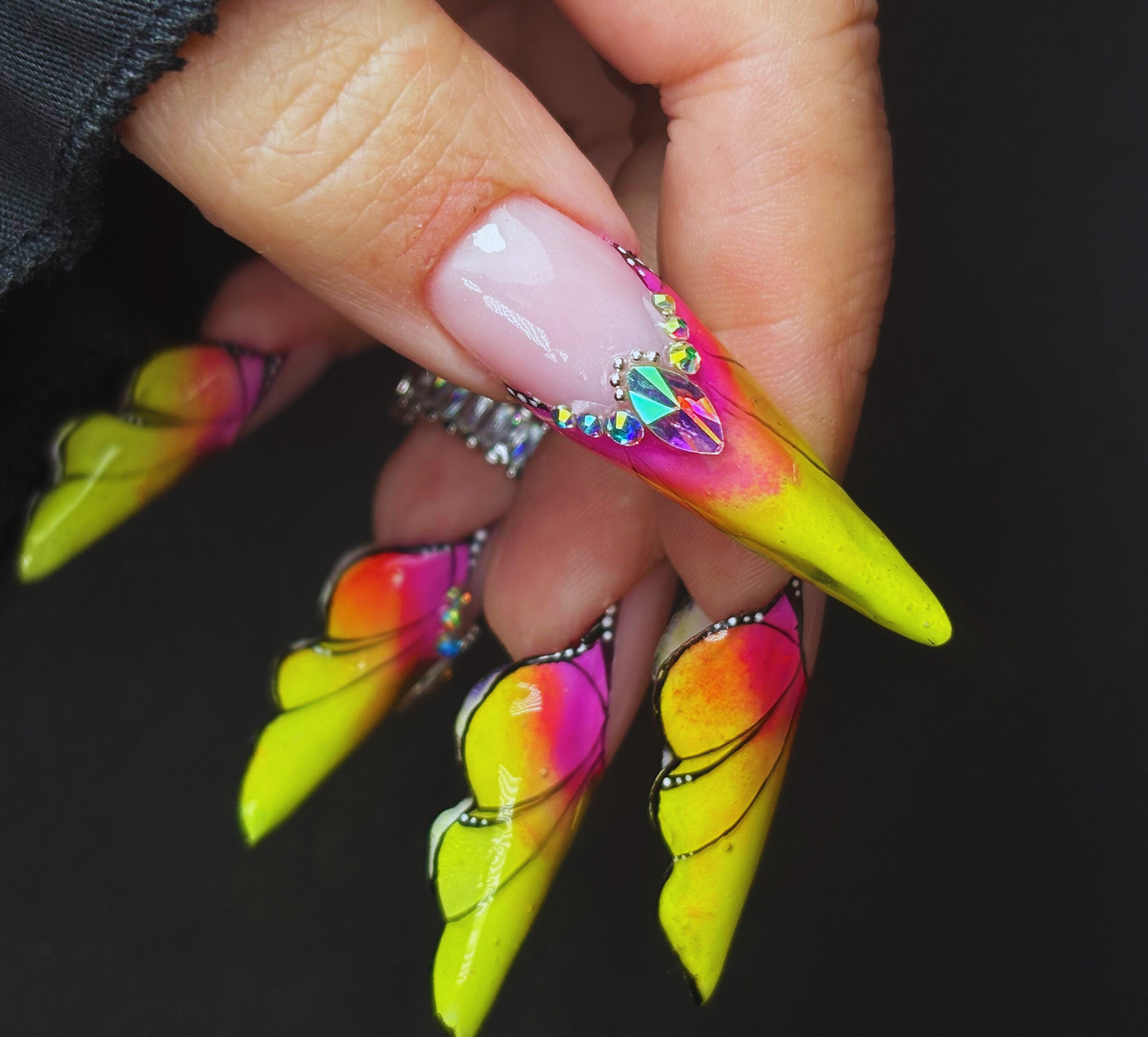 Elegancki manicure hybrydowy wykonany przez Magdalenę Mikurdę