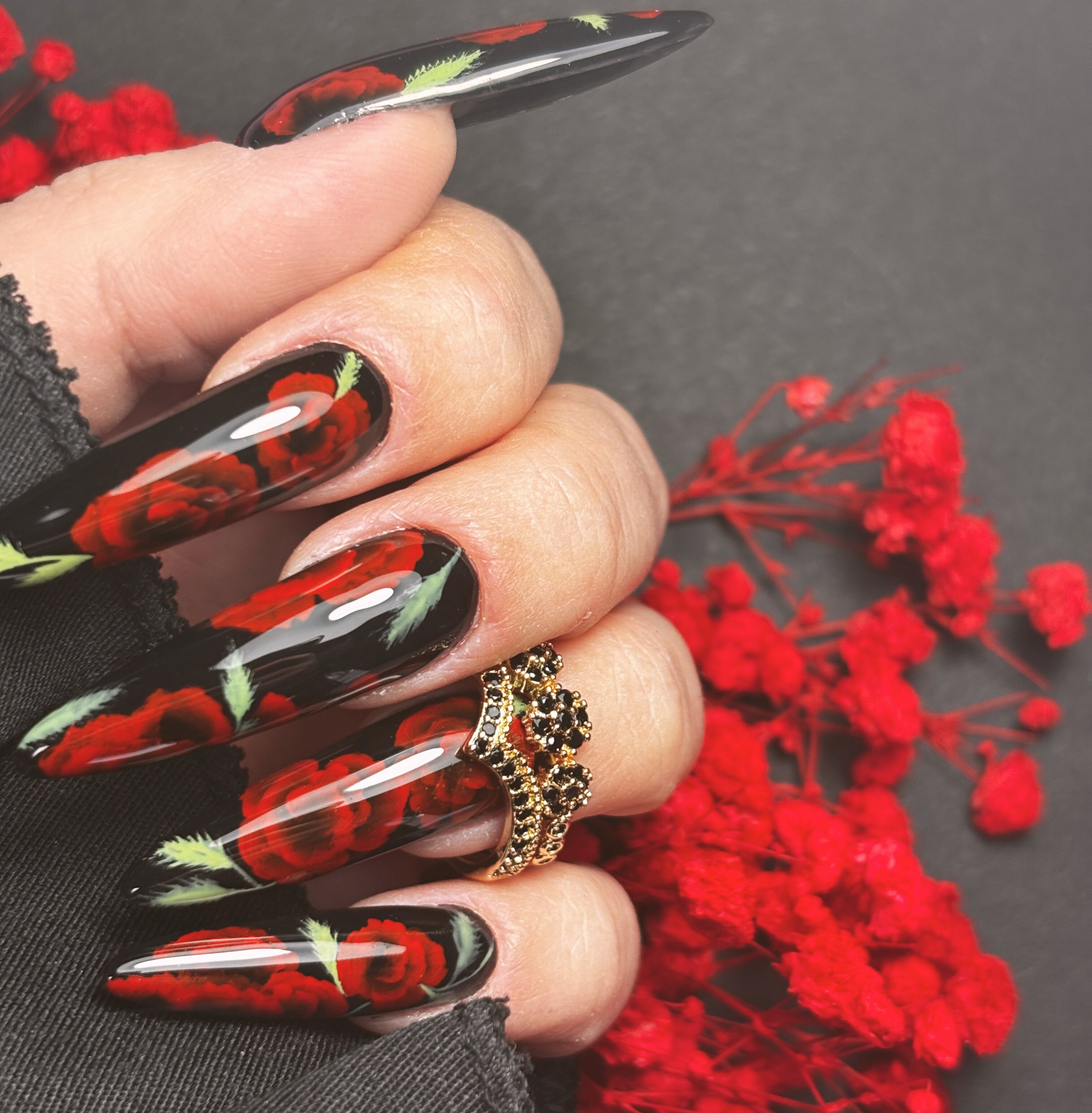Artystyczna stylizacja paznokci - wzór wykonany przez Magdalenę Mikurdę